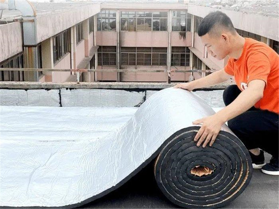铝箔贴面自粘胶橡塑板屋顶施工